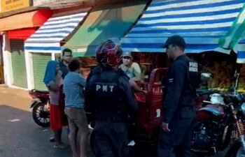 El procedimiento fue realizado en plena vía pública del Mercado Municipal de Abasto de Ciudad del Este.