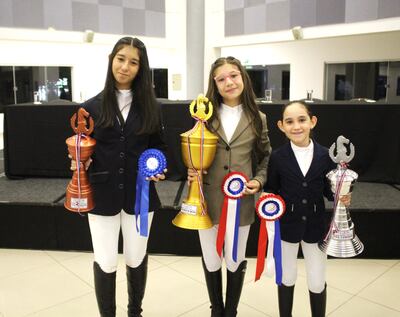 Azul Ayala (centro), campeona de Escuela Menor 0.90, flanqueada por María Paz Lovera (3ª) y Violeta Báez (2ª).