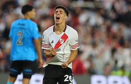El centrocampista de River Plate, Tomás Galván, número 26, celebra tras marcar el primer gol durante el partido del Torneo Apertura 2026 de la Liga Argentina de Fútbol Profesional entre River Plate y Belgrano en el estadio MAS Monumental de Buenos Aires el 5 de abril de 2026. (Foto de ALEJANDRO PAGNI / AFP)