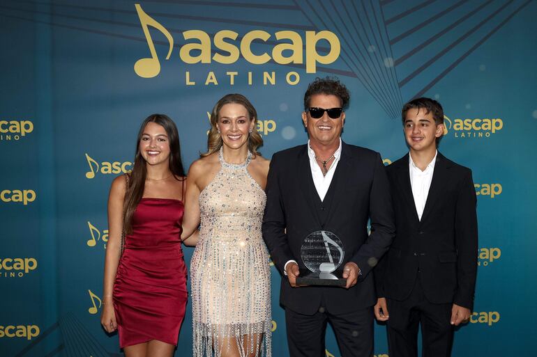 Carlos Vives posa con su premio Fundadores junto a su esposa Claudia Elena Vázquez y sus hijos Elena y Pedro, durante la ceremonia de entrega de premios de la Sociedad Americana de Compositores, Autores y Editores (ASCAP). (EFE/Eva Marie Uzcátegui)
