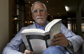 El escritor y ensayista español Luis Mateo Díez fue anunciado hoy como el ganador del Premio Cervantes, el mayor reconocimiento a las letras en español.