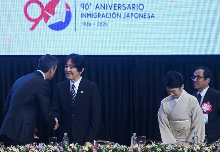 Kiko de Akishino (d) posee un doctorado en Humanidades.