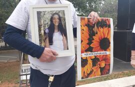 Los padres de Sol Chávez se encadenaron frente al Palacio de Justicia por las bajas condenas contra las dos mujeres acusadas de homicidio culposo.