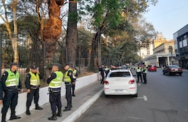 Policias se preparan para custodiar las movilizaciones en el microcentro de Asunción.