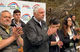 Fernando Lugo reaparece en público durante la plenaria nacional del Frente Guasu