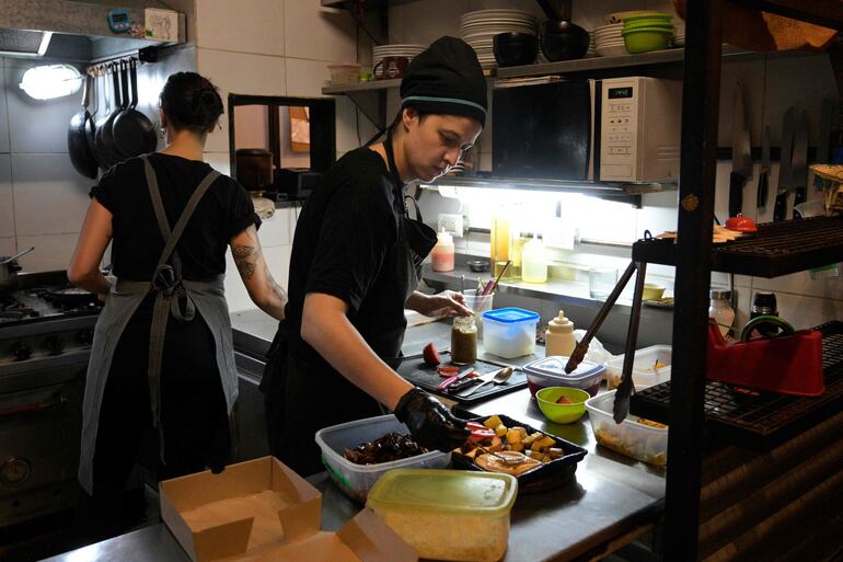 La cheff Agustina Bovi cocina en un restaurante vegano en Buenos Aires. 