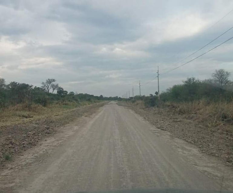 Camino de tierra, trabajo de reparacion en zona de Bahìa Negra