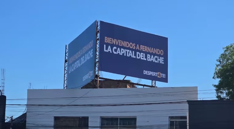 Gigantografía con la frase Bienvenidos a Fernando la capital del bache. Despert4te!", de la Lista 4.