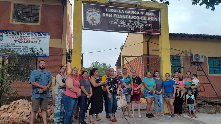 Los padres de una escuela de San Antonio exigen almuerzo escolar ante Jornada Escolar Extendida.