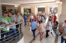 Adultos mayores soportan largas filas y calor extremo para cobrar pensión en BNF de San Lorenzo.
