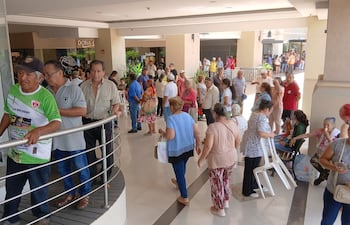 Adultos mayores soportan largas filas y calor extremo para cobrar pensión en BNF de San Lorenzo.