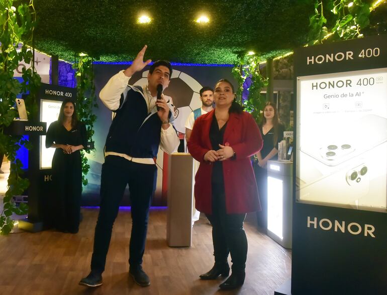 Chiche Corte y Jazmín Núñez hablaron de las bondades del nuevo HONOR 400.