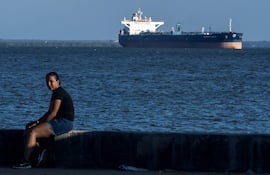 El petrolero Minerva Gloria, de bandera venezolana, navega en el lago de Maracaibo, en Maracaibo, Venezuela, el 7 de enero de 2026.