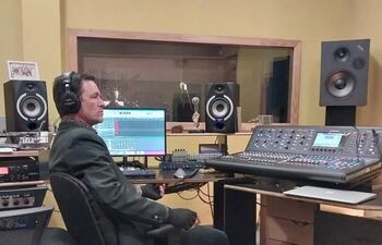 Rodney Aldemar Fernández en el estudio donde grabó Bohemian Rhapsody en guaraní.