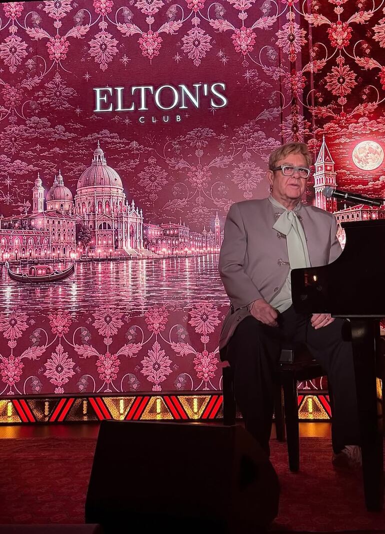 Elton John tocó el piano y cantó en el cumpleaños de David Furnish en Venecia. (Captura de la historia de Instagram de Elton John)