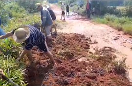 Pobladores de San Joaquín reparan camino tras supuesta inacción del MOPC.