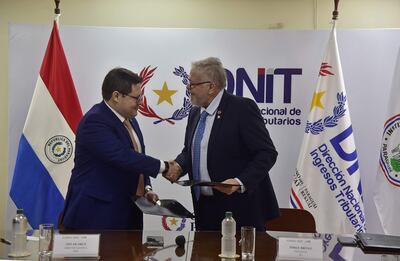 Óscar Orué, titular de la DNIT, y Jorge Brítez, presidente del IPS, firmaron en la fecha un convenio de cooperación interinstitucional.