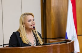 Adela Mercado recibió un homenaje en el Congreso Nacional como una de las locutoras con mayor trayectoria en la radiofonía paraguaya.