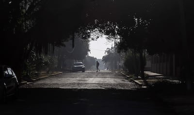 Una persona camina por una calle en La Habana (Cuba).