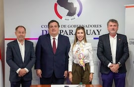 César Sosa (centro), reelecto como presidente del Consejo de Gobernadores del Paraguay, posa junto a la vicepresidenta, Norma Zárate, el secretario, Harold Bergen, y el tesorero, Denis Lichi.