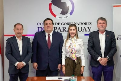 César Sosa (centro), reelecto como presidente del Consejo de Gobernadores del Paraguay, posa junto a la vicepresidenta, Norma Zárate, el secretario, Harold Bergen, y el tesorero, Denis Lichi.