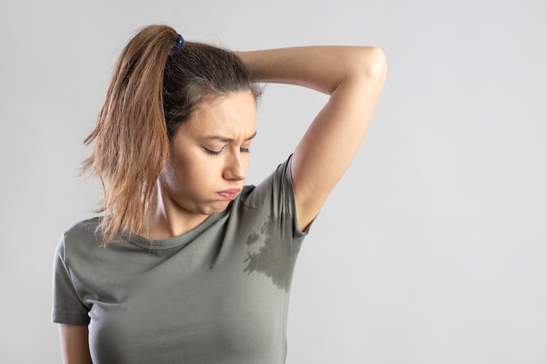 Hiperhidrosis o sudoración excesiva.