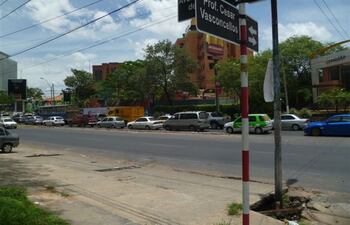 El agua servida en forma constante y sin reparación provoca el deterioro de la capa asfáltica, y luego, los conductores rompen sus vehículos al transitar.