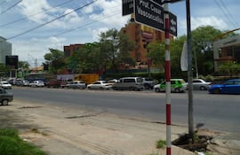 El agua servida en forma constante y sin reparación provoca el deterioro de la capa asfáltica, y luego, los conductores rompen sus vehículos al transitar.