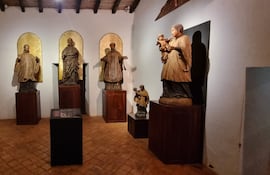 El Museo Diocesano de Santa María de Fe exhibe arte sacro tallado en cedro por guaraníes, bajo la enseñanza de los jesuitas.