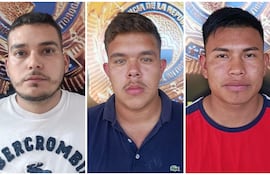 Eder Rafael Escurra Espínola, alias Ranfi (de blanco); Lucio Ariel Medina Villalba, sin alias conocido (de azul), y Fermín Núñez Núñez, alias Chunai (de rojo), capturados por la Senad en Capitán Bado.