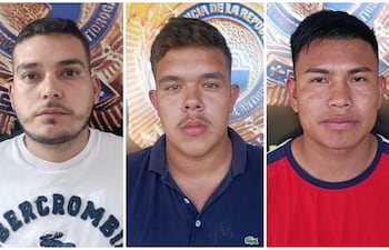 Eder Rafael Escurra Espínola, alias Ranfi (de blanco); Lucio Ariel Medina Villalba, sin alias conocido (de azul), y Fermín Núñez Núñez, alias Chunai (de rojo), capturados por la Senad en Capitán Bado.