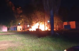 La vivienda fue incendiada por un grupo de vecinos.