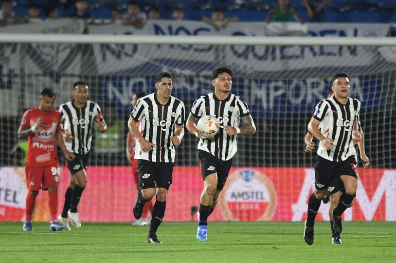 Los jugadores de Libertad festejan un gol en el partido frente a Sportivo Ameliano por la ida de los octavos de final de la Copa Sudamericana 2024 en el estadio Defensores del Chaco, en Asunción.
