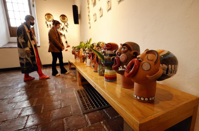 La cantante colombiana Andrea Echeverri y su hija Milagros (d) recorren la exposición "Ovarios Calvarios" en el Claustro San Agustín, en Bogotá (Colombia). 