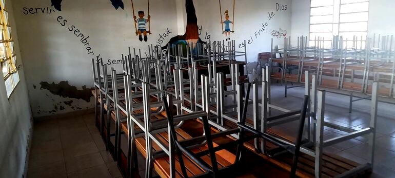 Comedor vacío de la escuela San Miguel de Fuerte Olimpo. Se espera la reposición del almuerzo escolar.