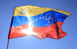 Archivo - Fotografía que muestra una bandera de Venezuela durante una manifestación en apoyo al presidente de Estados Unidos, Donald Trump, en Houston, Texas