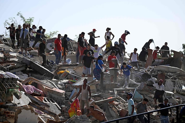 La población sobreviviente busca a sus familiares tras el sismo, en Catia La Mar, en el estado La Guaira, Venezuela. 