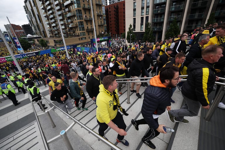 Los aficionados en los alrededores del estadio de Wembley antes de la final de la Champions League entre el Borussia Dortmund y el Real Madrid en Londres.