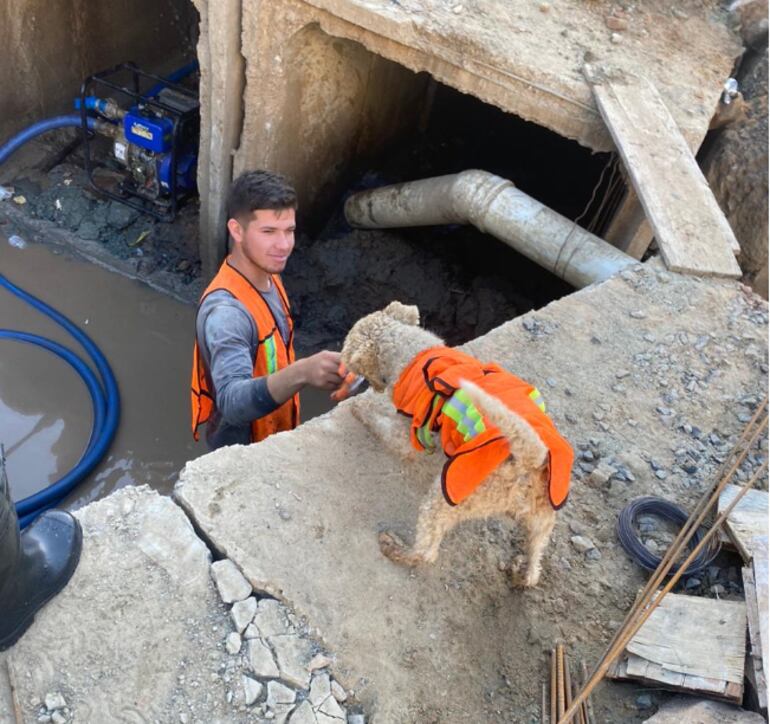 Apolonio, recibiendo su pago por la fiscalización de la obra.
