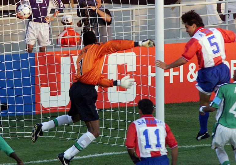 El salto de Celso “Chito” Ayala en el tempranero gol, a un minuto, en el triunfo contra Nigeria, 3-1.