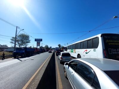 Camioneros van sumándose al costado de la Ruta PY02 como forma de protesta para exigir la reducción del precio del combustible