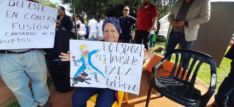 Esta trabajadora de salud porta un cartel con un contudnetge mensaje. 