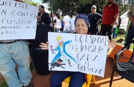 Una de las tanatas manifestaciones de pacientes y personal de blanco de Ciudad del Este para exigir mejora en salud pública.