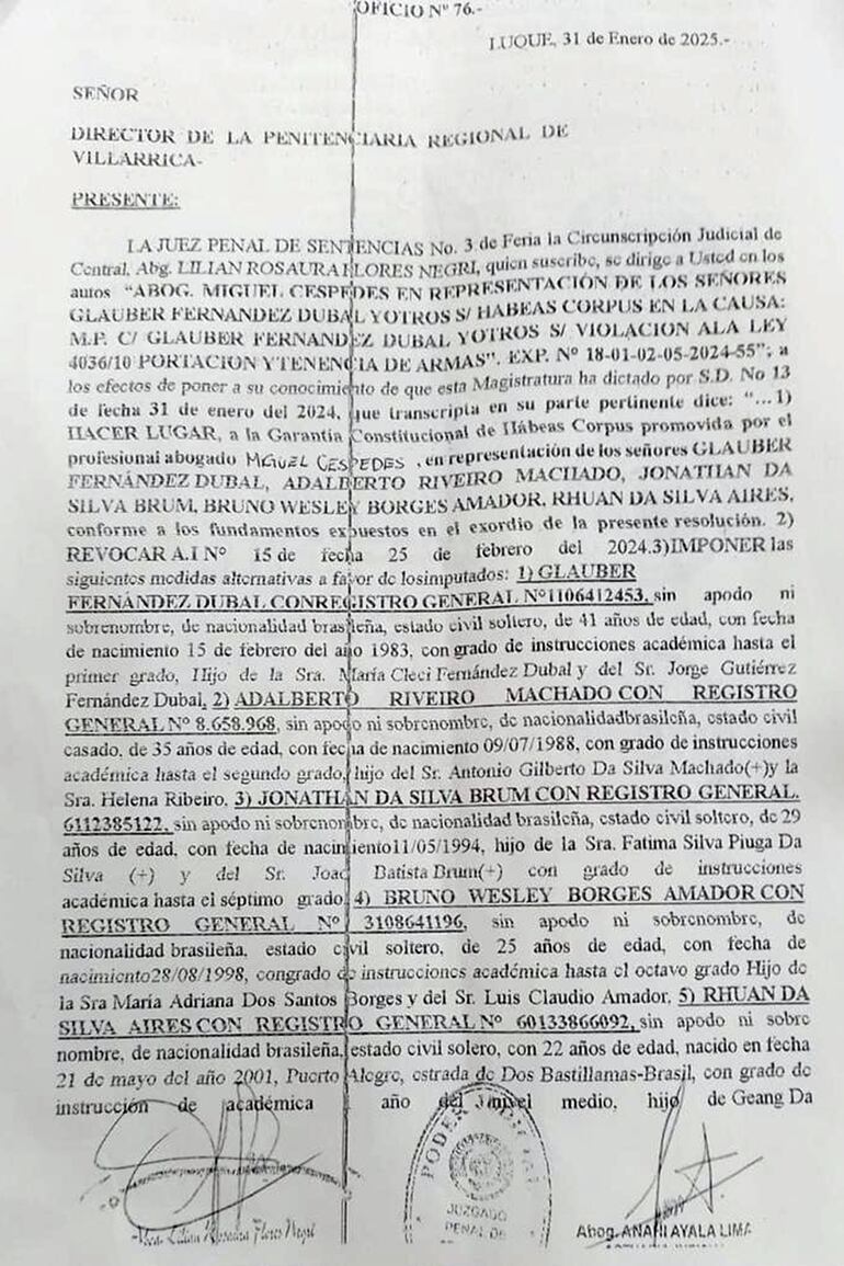 El oficio judicial falsificado con el que intentaron liberar a los cinco brasileños.