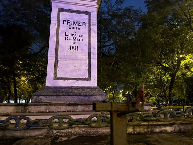 Monumento que rinde homenaje al primer grito de libertad, dentro de la Plaza Constitución.