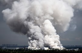 Una humareda luego de un bombardeo ucraniano contra un depósito de la empresa rusa Wildberries cerca de San Petersburgo, el pasado 24 de julio.