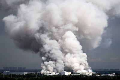 Una humareda luego de un bombardeo ucraniano contra un depósito de la empresa rusa Wildberries cerca de San Petersburgo, el pasado 24 de julio.