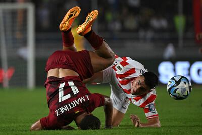 No fue un buen partido de Junior Alonso en la función de lateral zurdo. En esta el paraguayo no llega a la pelota en un cruce fuerte con el venezolano Josef Martínez.