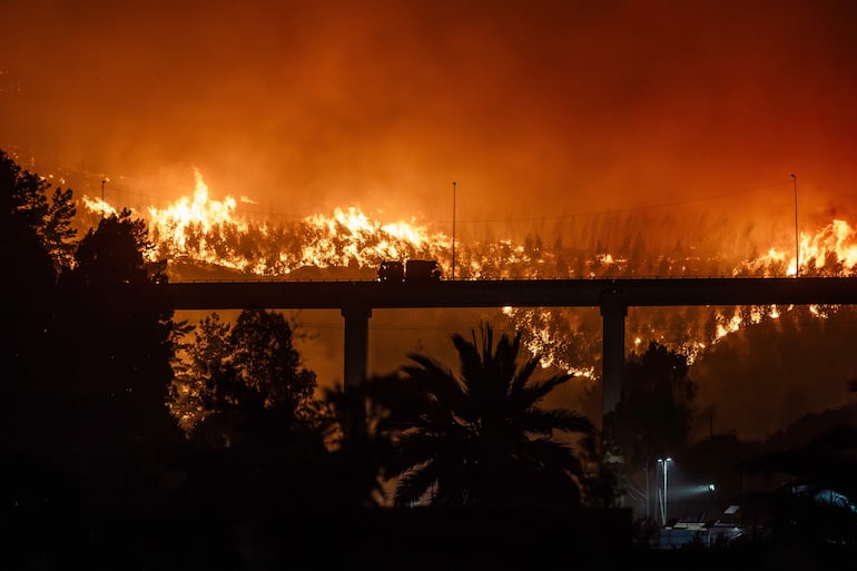 Fotografía del incendio forestal en la madrugada de este domingo, en Penco.