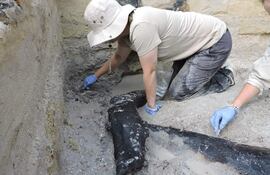 La Universidad de Liverpool muestra a arqueólogos trabajando durante la excavación de una estructura de madera en el sitio prehistórico de las cataratas de Kalambo en Zambia.